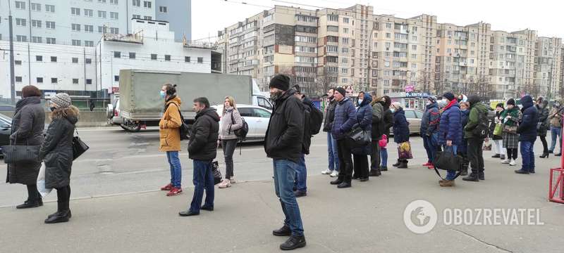 На остановках много людей.