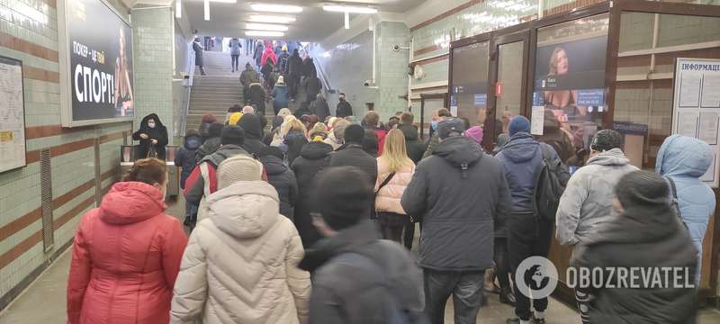 Пассажиры в вестибюле на станции "Дарница".