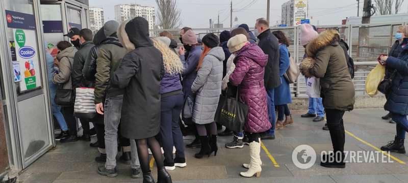 На станции "Черниговская" очередь перед входом.