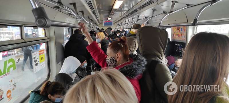 В вагонах пассажиры не соблюдают дистанцию.