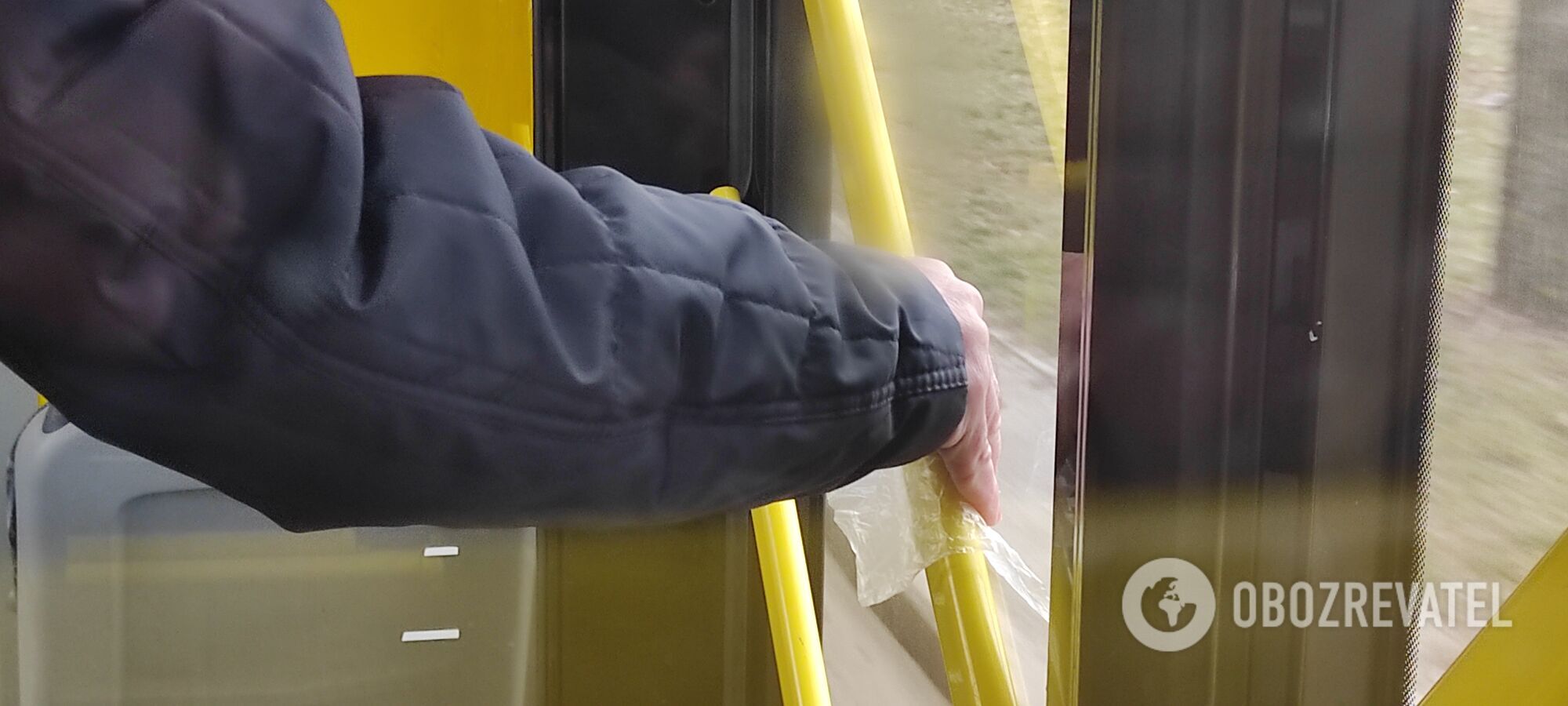 В транспорте некоторые пассажиры защищаются от COVID-19 оригинальным образом.