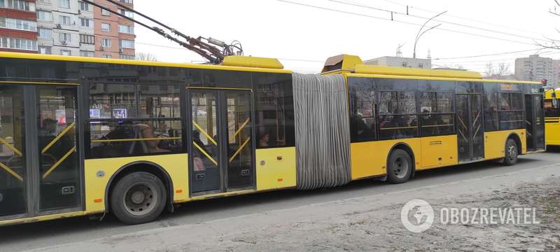 Часто коммунальный транспорт просто не останавливается на остановках.