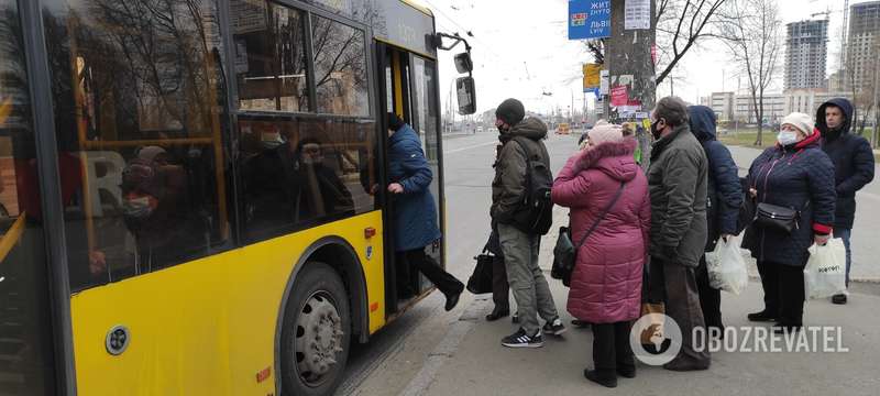 Если троллейбус останавливается, то запускают максимум пару человек.