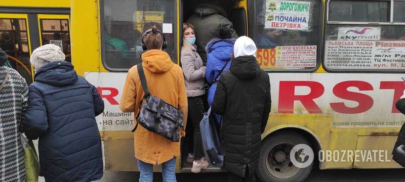 Пассажиры штурмом берут маршрутки.