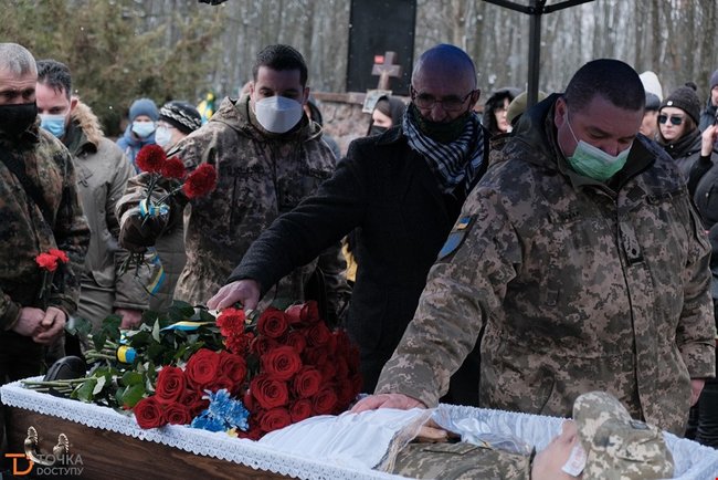 С погибшим на Донбассе воином 10-й ОГШБр Кириллом Быковским простились в Кропивницком 12