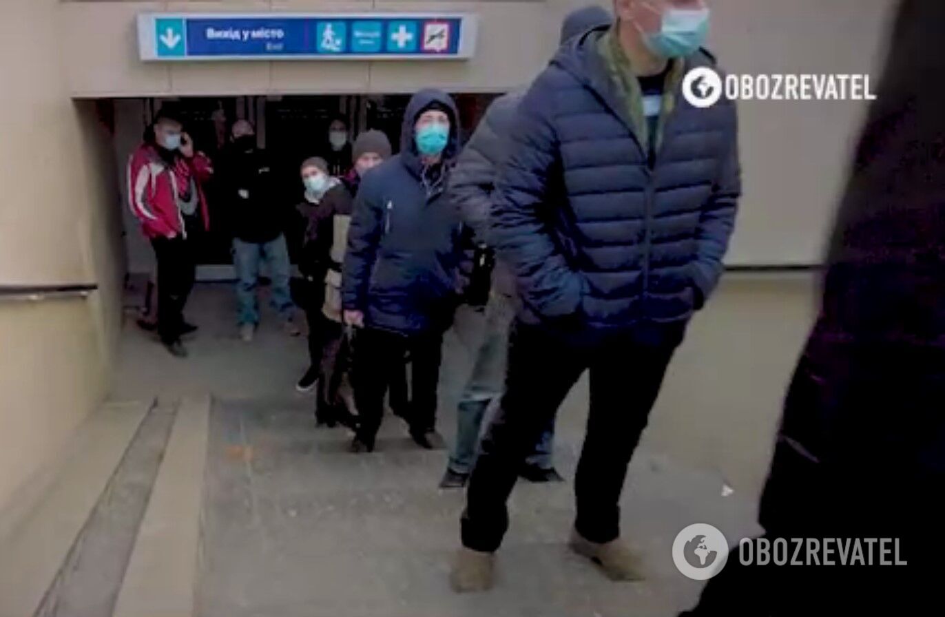 Очередь растянулась на более чем на 100 метров.