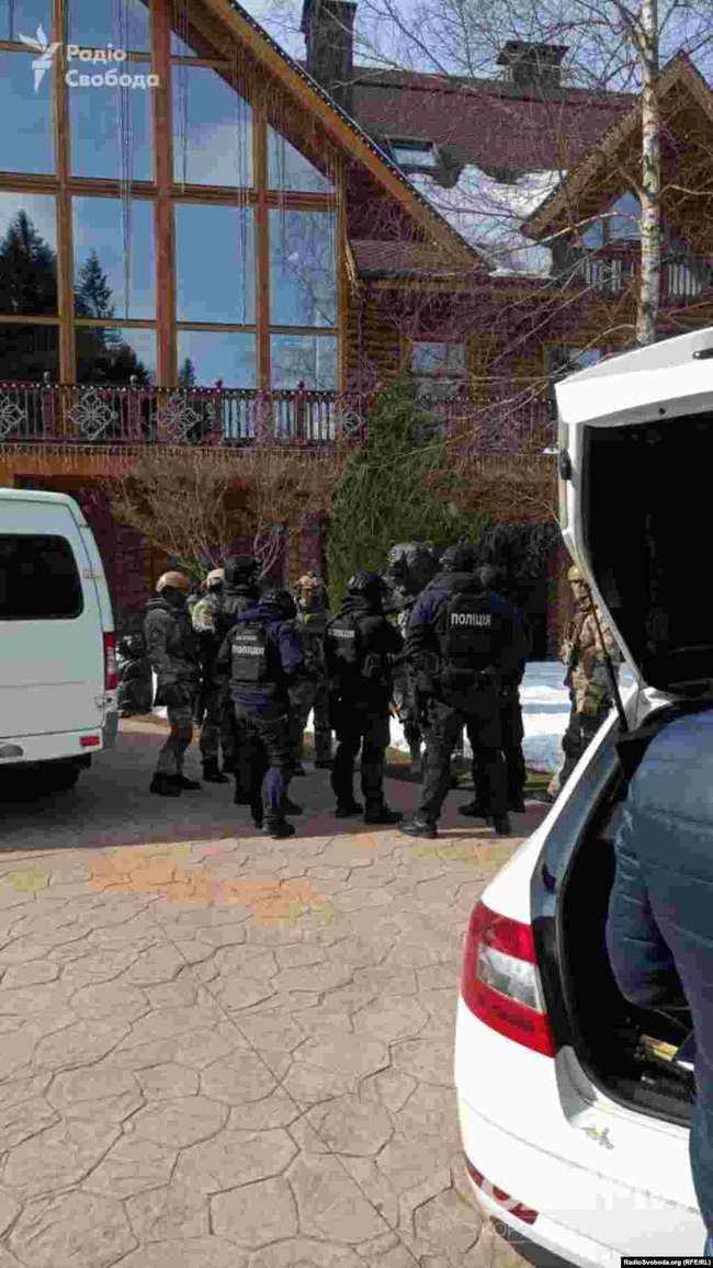 СМИ показали фото обыска резиденции Медведчука на Закарпатье 11 СМИ показали фото обыска резиденции Медведчука на Закарпатье 11