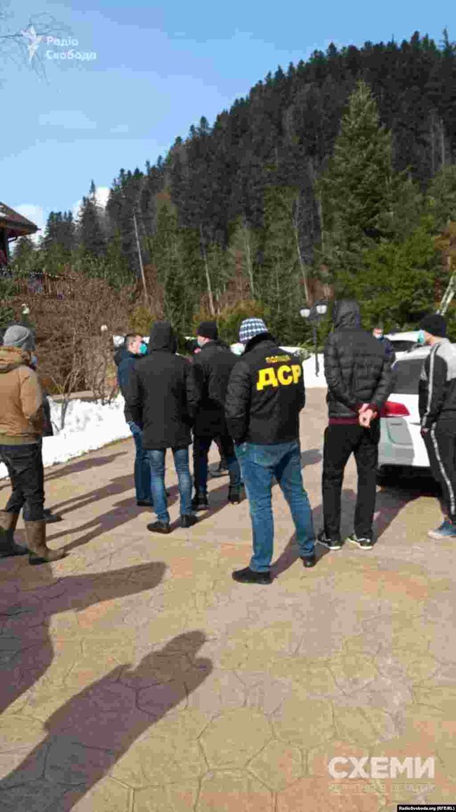 СМИ показали фото обыска резиденции Медведчука на Закарпатье 12 СМИ показали фото обыска резиденции Медведчука на Закарпатье 12