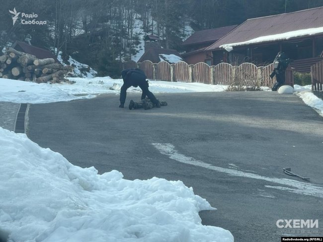 СМИ показали фото обыска резиденции Медведчука на Закарпатье 02 СМИ показали фото обыска резиденции Медведчука на Закарпатье 02