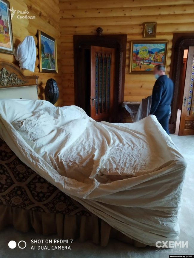 СМИ показали фото обыска резиденции Медведчука на Закарпатье 07 СМИ показали фото обыска резиденции Медведчука на Закарпатье 07