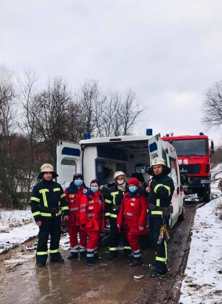 Заболевшего мужчину несли к карете "скорой" на руках Харьков, бездорожье, скорая помощь, врачи, спасатели, пациент, dqxikeidqxitkant