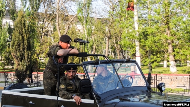 Оккупированный Крым, Керчь, 5 мая 2017 года. Репетиция военного парада к 9 мая. Командует парадом Александр Саенко, бывший украинский военнослужащий, который после оккупации Крыма перешел на сторону России (был командиром 501-го отдельного батальона морской пехоты, базировавшийся в Керчи)