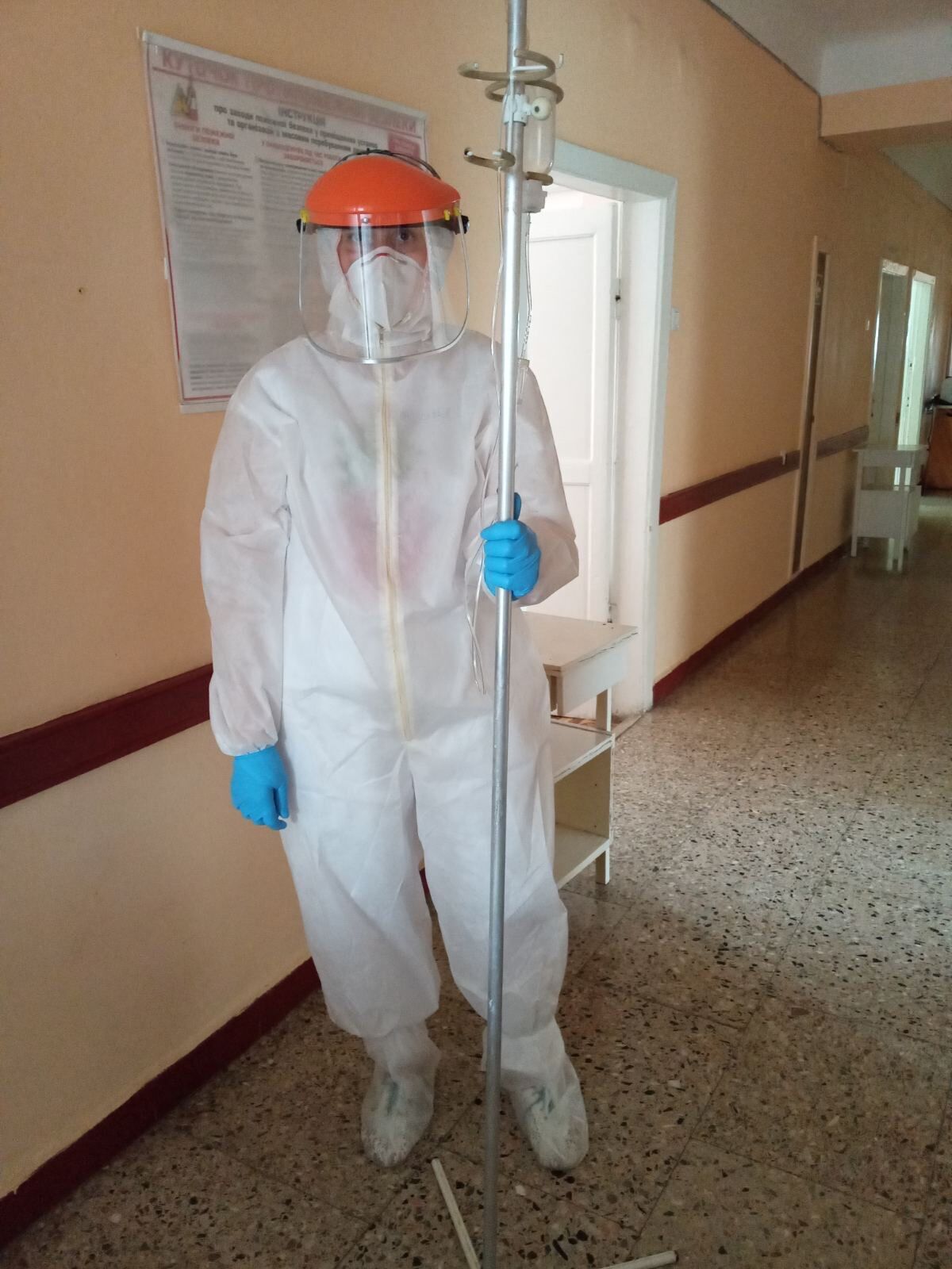 Один из врачей Киевской городской клинической больницы №4 на рабочей смене dqxikeidqxiqqeant