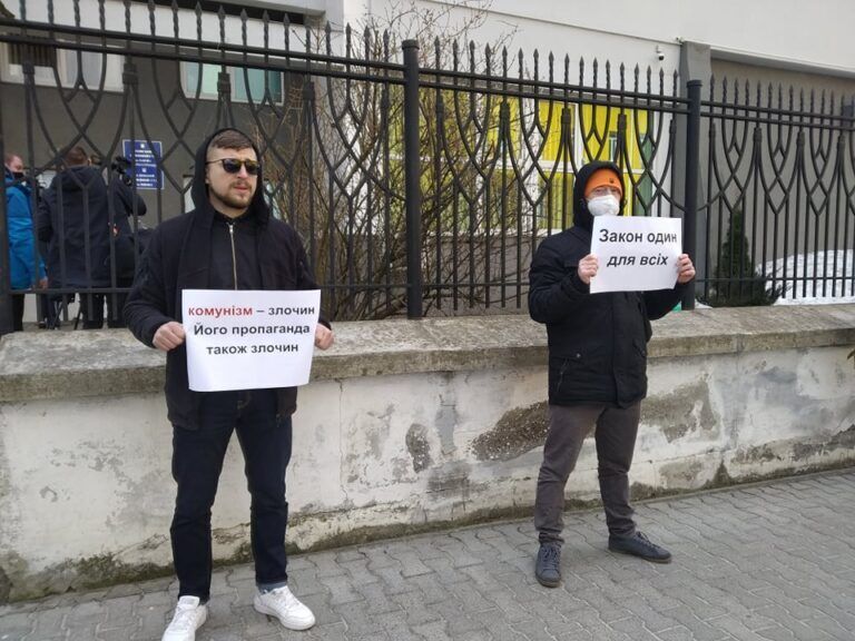 Митинг под зданием суда