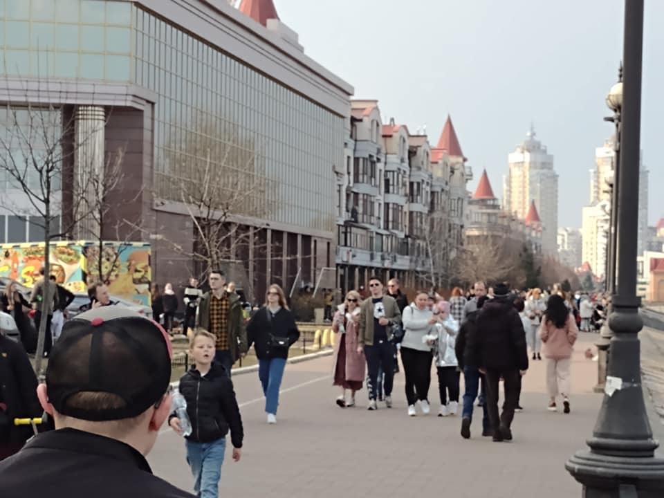 Парк "Наталка" в "красном" Киеве заполнили люди без масок. Фото: Фейсбук dqxikeidqxiqqeant