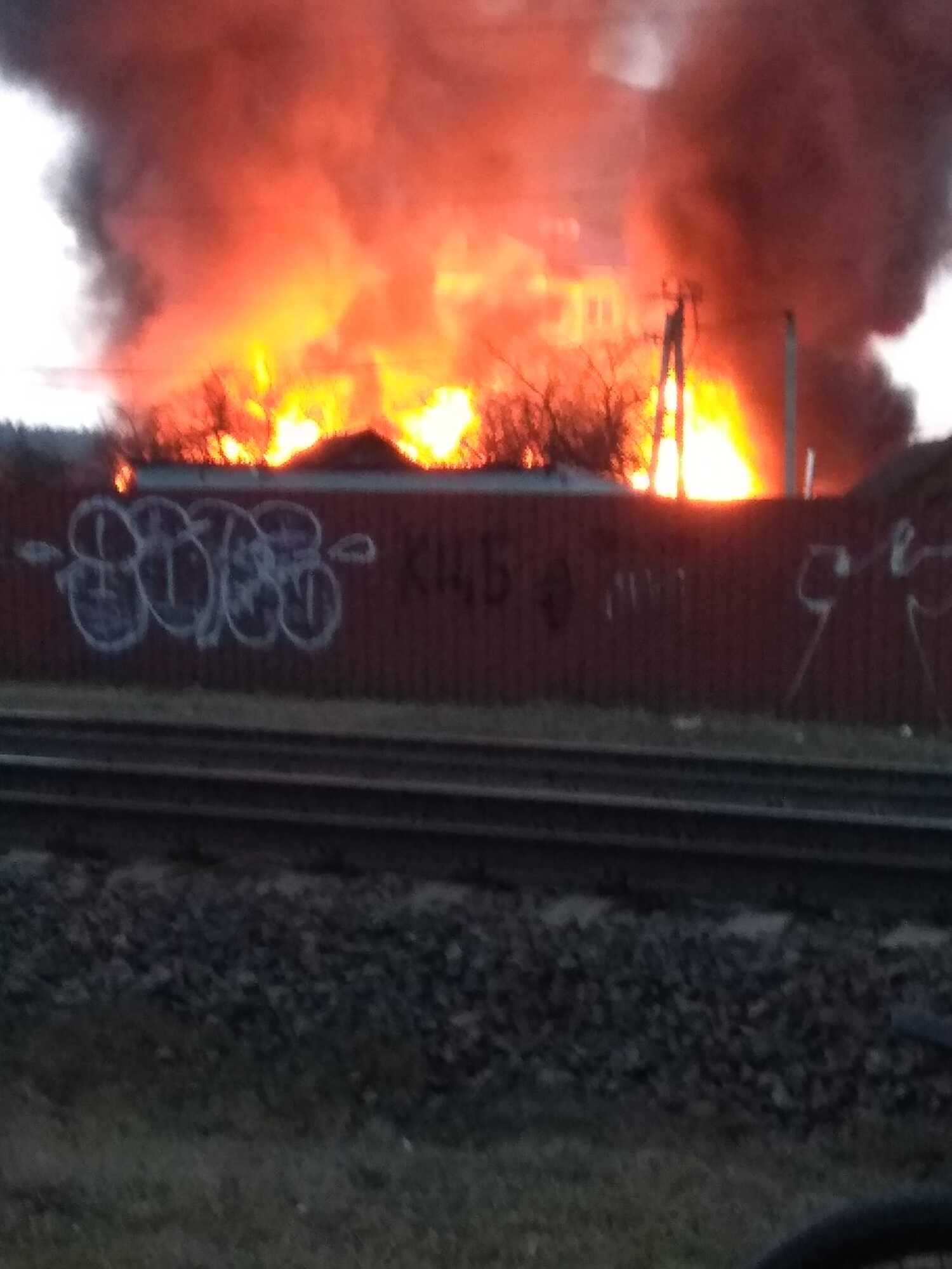 Мощный пожар охватил частный сектор в поселке Коцюбинское dqxikeidqxiqqeant