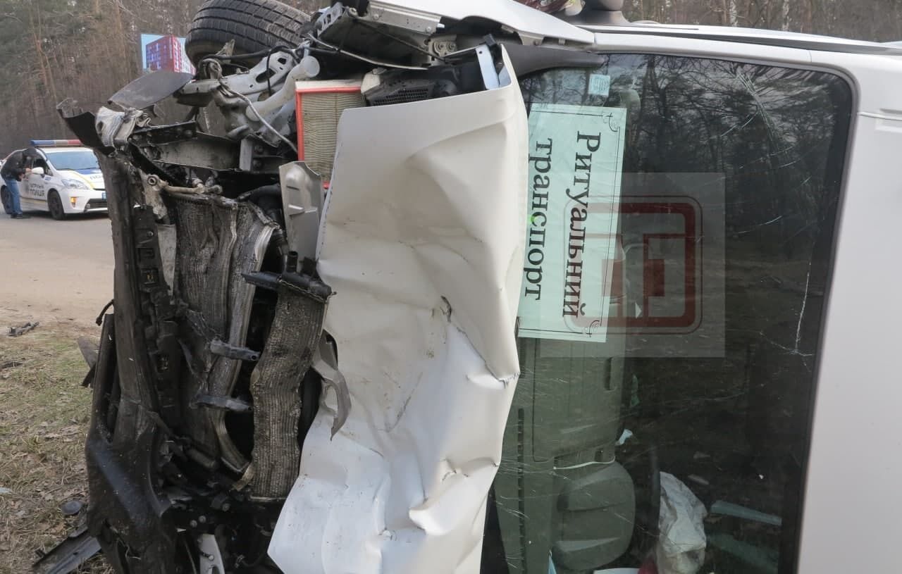 Москвич столкнулся с автомобилем ритуальной службы.