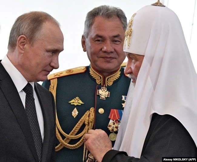 Зліва направо: російський президент Володимир Путін, міністр оборони Росії Сергій Шойгу і Московський патріарх Кирило. Петербург, 30 липня 2017 року