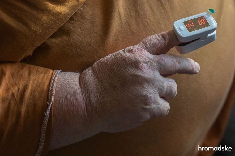 Мужчина измеряет сатурацию крови после перенесенной тяжелой формы коронавируса у себя дома в Одеесе, 25 ноября 2020 года dqxikeidqxiqqeant