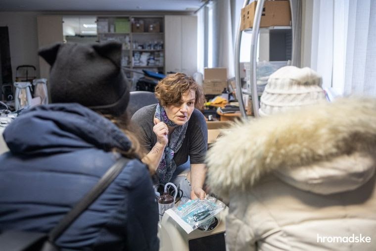 Соучредитель благотворительного фонда «Свои» Леся Литвинова объясняет, как правильно пользоваться кислородным концентратором родственницам человека, который заболел тяжелой формой коронавируса, 23 марта 2021 года