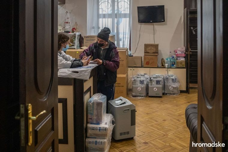 Муж женщины, больной коронавирусом, пишет заявку на кислородный концентратор в офисе благотворительного фонда «Корпорация монстров» в Одессе, 26 ноября 2020 года. Сейчас в Украине работают два фонда, которые занимаются активной кислородной поддержкой людей, больных коронавирусом. Это БФ «Свои» (Киев) и «Корпорация монстров» (Одесса)