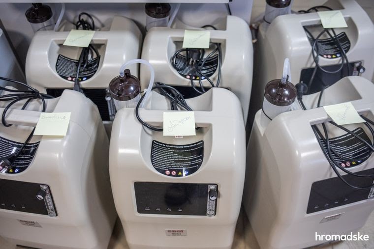 Кислородные концентраторы, которые в ближайшее время отправятся к людям, больным тяжелой формой коронавируса. Фамилии людей, которые нуждаются в кислороде, написаны на стикерах, 23 марта 2021 года