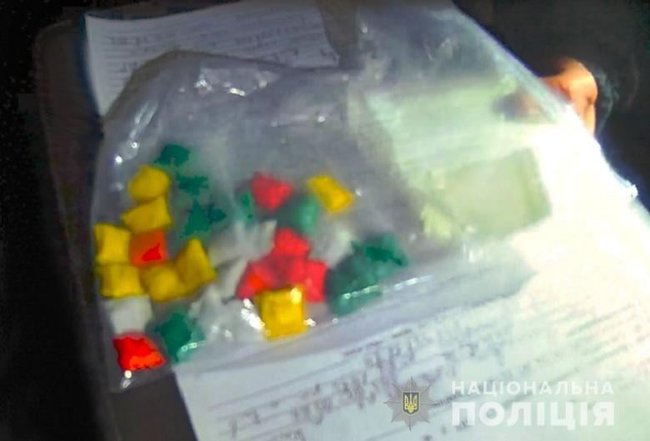 Водитель такси, торговавший наркотиками, задержан в Киеве, - полиция 01 Водитель такси, торговавший наркотиками, задержан в Киеве, - полиция 01 dqxikeidqxiqxxant