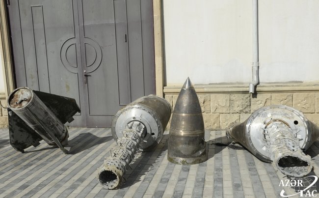 В Азербайджане продемонстрировали обломки российских ракет Искандер, примененных в Нагорном Карабахе 02 dqxikeidqxiqqeant