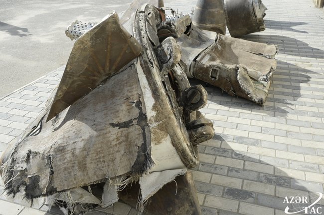 В Азербайджане продемонстрировали обломки российских ракет Искандер, примененных в Нагорном Карабахе 04