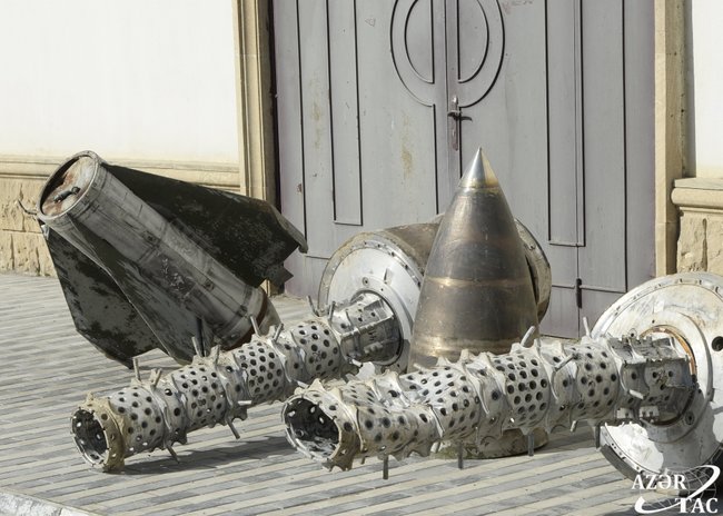 В Азербайджане продемонстрировали обломки российских ракет Искандер, примененных в Нагорном Карабахе 05