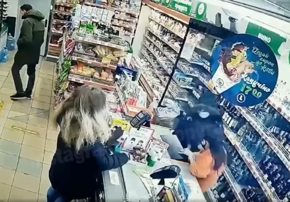 Преступник оттолкнул продавщицу и забрал деньги. dqxikeidqxiqqeant