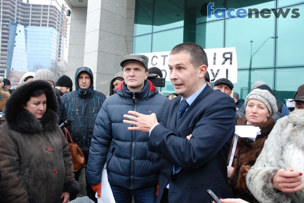 Игорь Луценко на протесте против законов, загоняющих в угол украинские лоукостеры. Депутат продолжает ходить на гражданские протесты