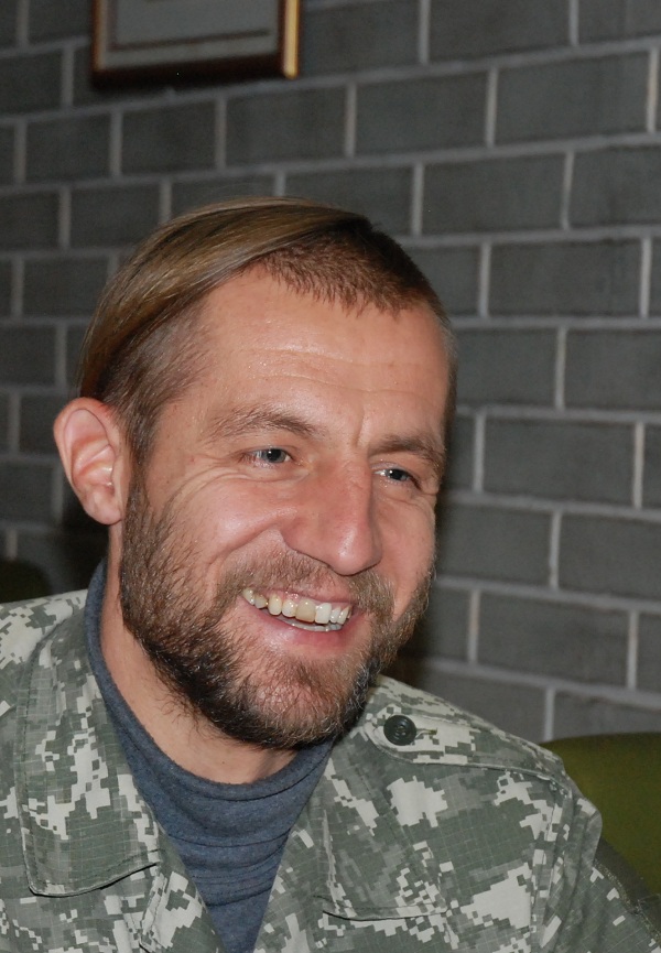 Это фото было сделано еще до того, как Гаврилюк стал депутатом. Как видим, в костюме казака изменилась только кофта, камуфляж и чуб остались бессменны dqxikeidqxiqqeant