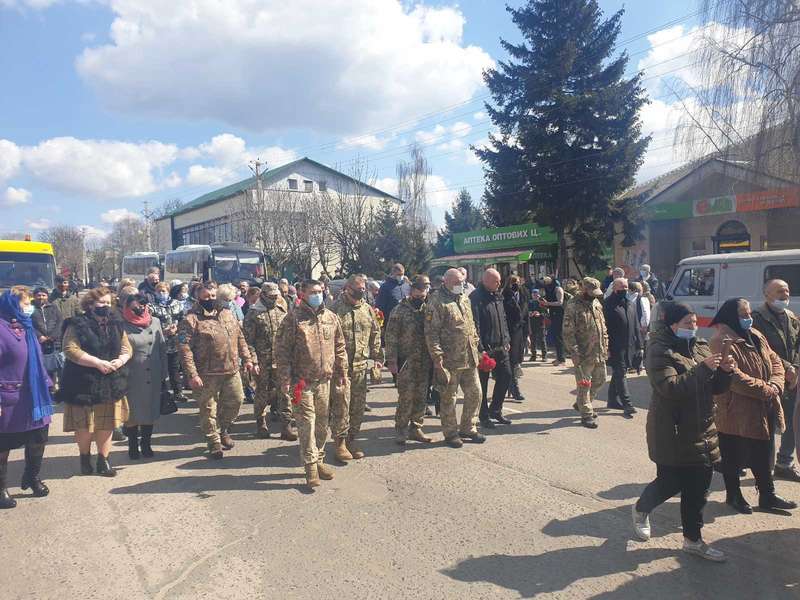 На Харьковщине простились с убитым на Донбассе воином. Фото