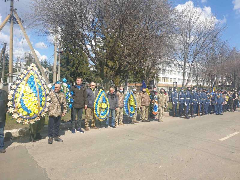 На Харьковщине простились с убитым на Донбассе воином. Фото