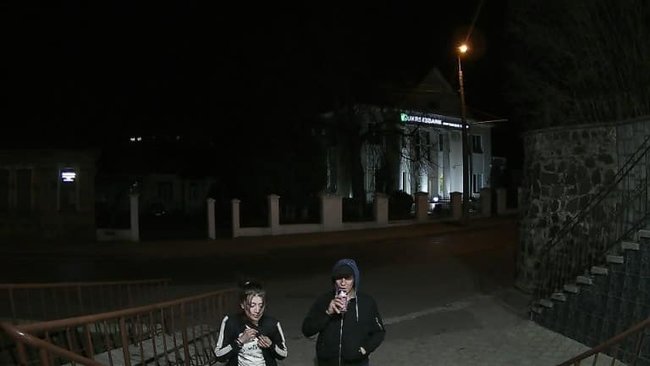 Парень и девушка в Луцке сорвали для развлечения государственный флаг 02 Парень и девушка в Луцке сорвали для развлечения государственный флаг 02