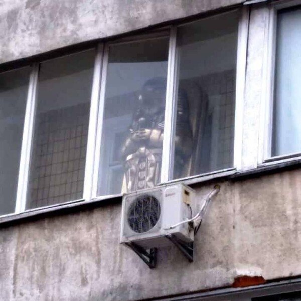 Скульптура на одном из киевских балконов Киев, балкон, скульптура, саркофаг dqxikeidqxitkant