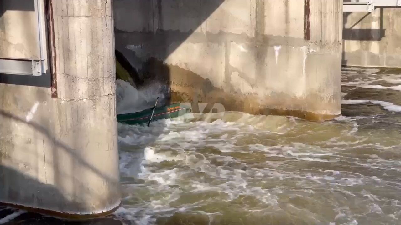 Резиновую лодку с людьми затянуло под плотину dqxikeidqxiqxxant