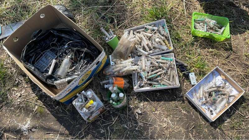 В Киеве возле школы нашли 547 шприцов кладмен, наркотики, шприцы, школа, киев dqxikeidqxitkant