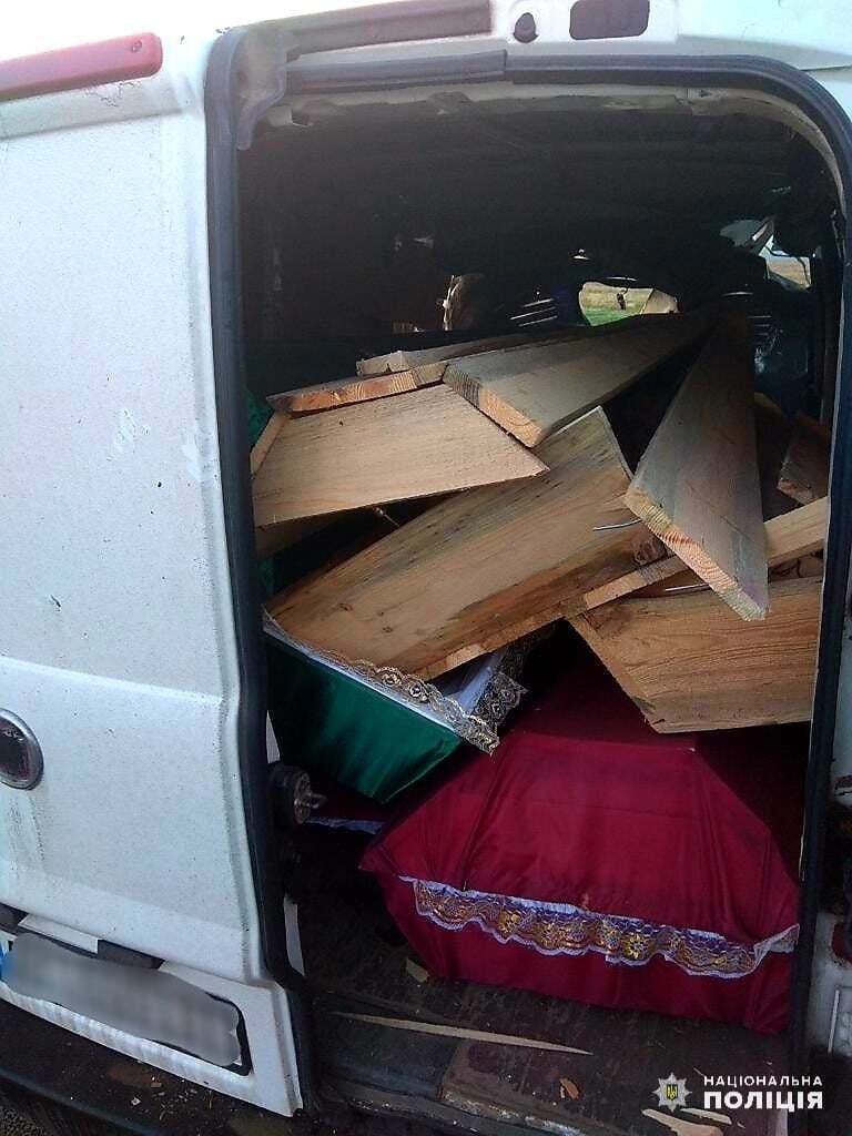 В машине были гробы с телами умерших от коронавируса.