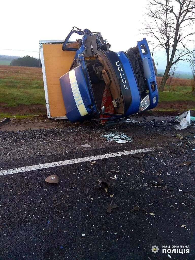 Грузовик столкнулся с микроавтобусом.