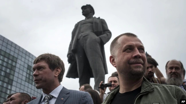 Тогдашний народный депутат Олег Царев (слева) и Александр Бородай, гражданин России, тогдашний глава так называемой