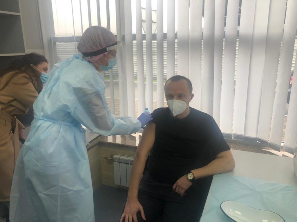 Министр МВД пообещал тоже сделать прививку.