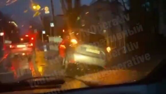 Авто провалилось под асфальт. dqxikeidqxitkant