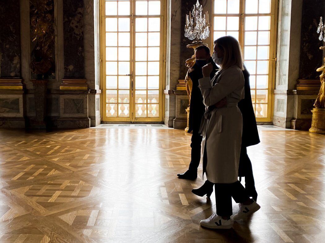 Елена Зеленская в стильном тренче посетила Версальский дворец dqxikeidqxiqqeant