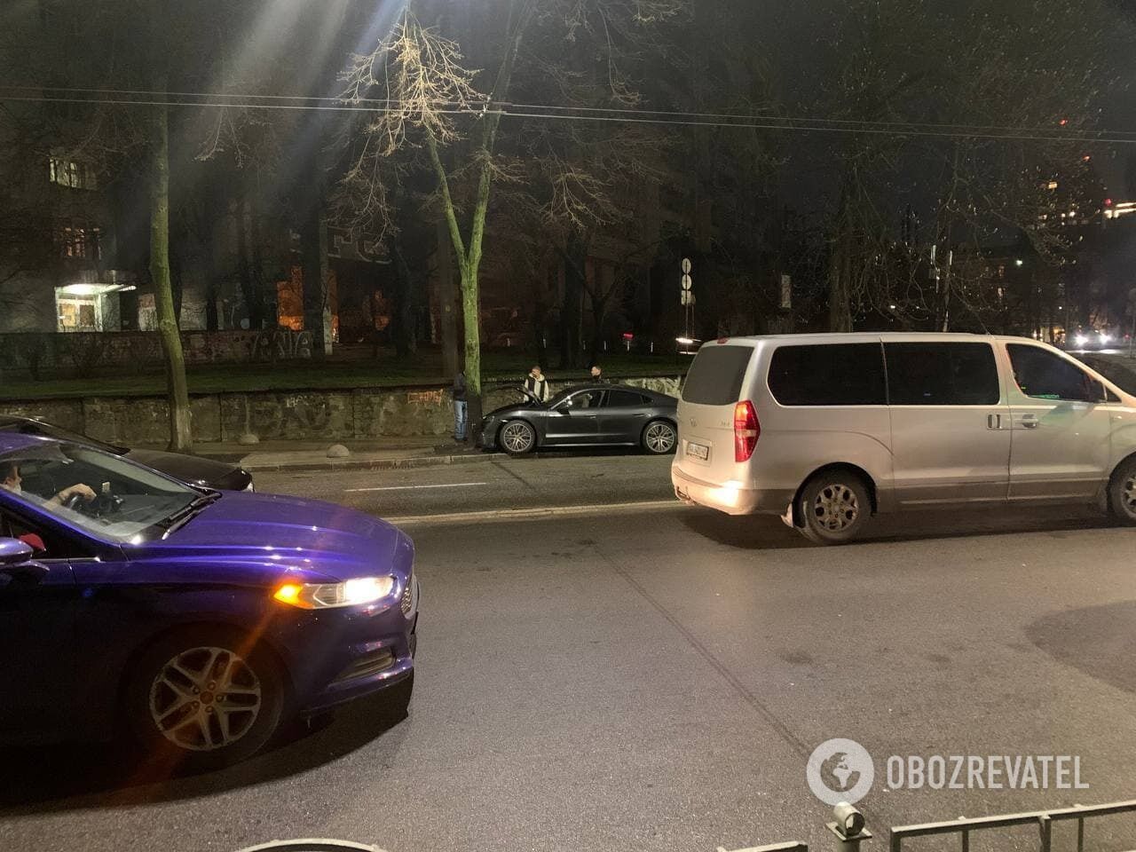 Водитель врезался в дерево