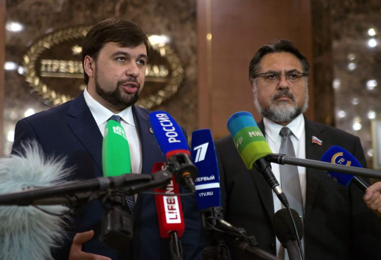 Денис Пушилин, представитель «ДНР» (слева) и Владислав Дейнего, представитель «ЛНР» (справа) после переговоров с представителями Украины и ОБСЕ в Минске, Беларусь, 8 сентября 2015 года dqxikeidqxitkant