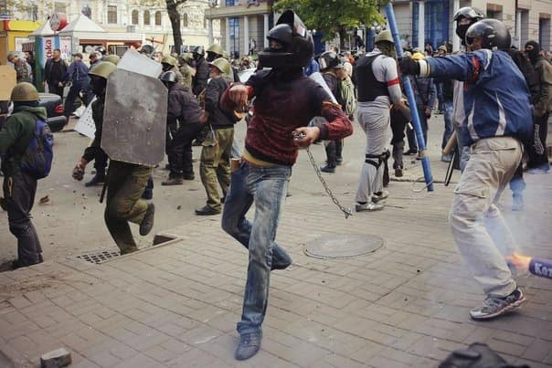 Возможно, это изображение (один или несколько человек, люди стоят, люди гуляют и на открытом воздухе)