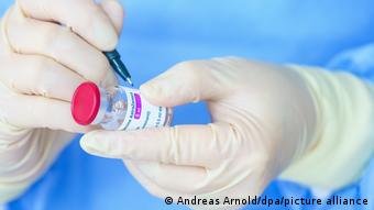 Ампула с вакциной AstraZeneca (фото из архива) Ампула с вакциной AstraZeneca (фото из архива)