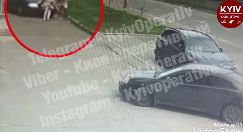 Автомобиль внезапно сбил женщину. dqxikeidqxiqqeant